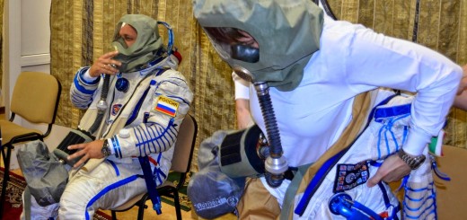 Samantha Cristoforetti a Star City in una simulazione di evacuazione della ISS per la contaminazione dell'atmosfera in un incendio. Credit: Gagarin Cosmonaut Training Center