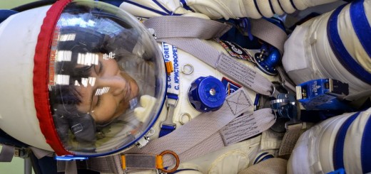 Samantha Cristoforetti prova la sua tuta Sokol presso gli stabilimenti Zvezda. Credit: Gagarin Cosmonaut Training Center