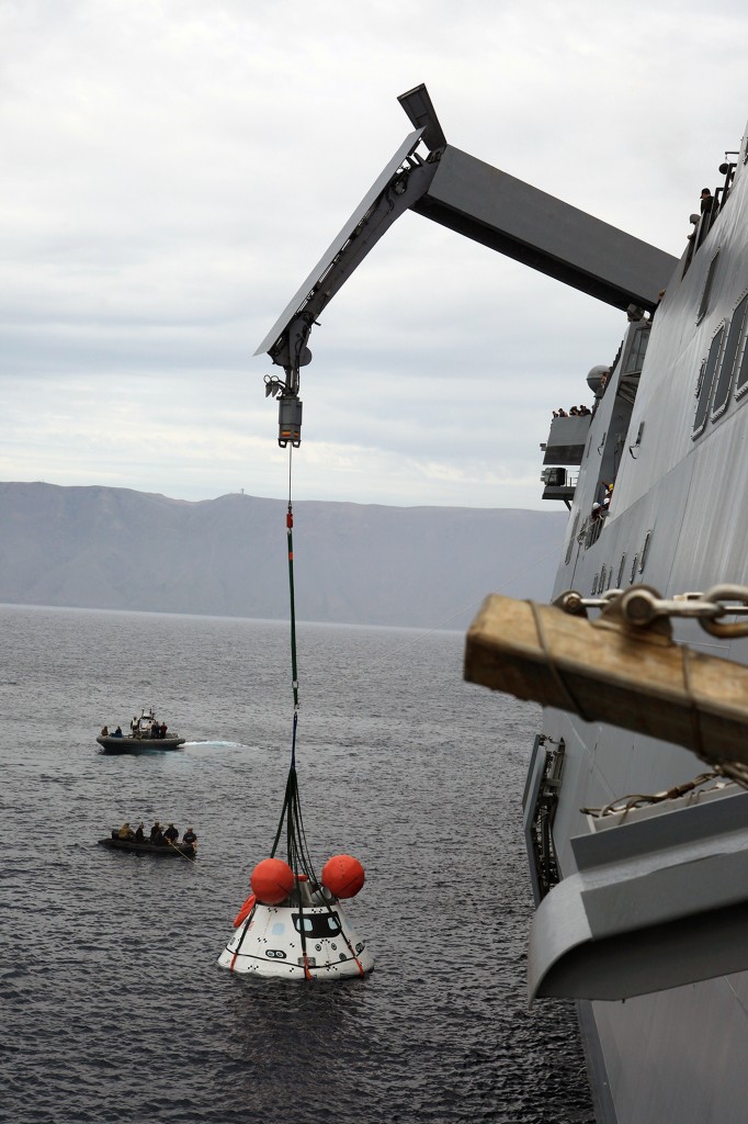 Il boilerplate di Orion viene delicatamente sollevato dall'acqua con la gru per verificare l'efficacia della procedura di recupero tramite una "cesta" nel corso di un'evoluzione dell'Underway Recovery Test 2 in prossimità della USS Anchorage nell'Oceano Pacifico al largo delle coste di San Diego, California il 3 Agosto 2014. Image Credit:  NASA/Kim Shiflett 