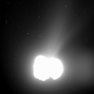 Attività della cometa ripresa dallo strumento OSIRIS di Rosetta, il 2 agosto (ESA/Rosetta/MPS for OSIRIS Team MPS/UPD/LAM/IAA/SSO/INTA/UPM/DASP/IDA)