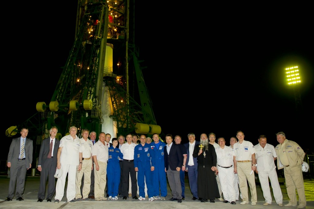 Samantha Cristoforetti e il suo equipaggio davanti alla rampa di Baikonur prima del lancio della Soyuz TMA-13M. Credit: NASA