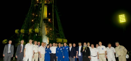 Samantha Cristoforetti e il suo equipaggio davanti alla rampa di Baikonur prima del lancio della Soyuz TMA-13M. Credit: NASA