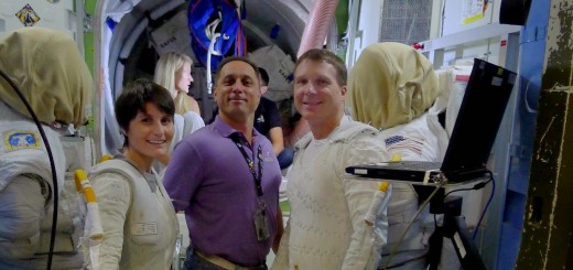 Samantha Cristoforetti, Anton Shkaplerov e Terry Virts in una simulazione Prep & Post EVA. Credit: Samantha Cristoforetti