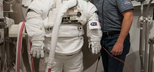 Samantha Cristoforetti in tuta EMU assistita da Terry Virts per una sessione in camera a vuoto. Credit: NASA