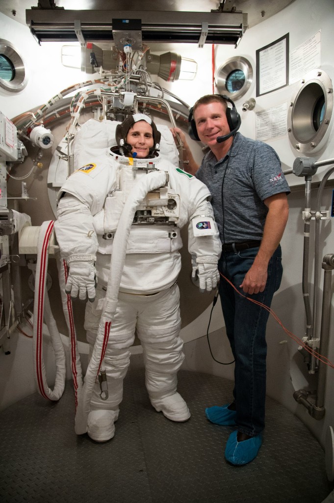 Samantha Cristoforetti in tuta EMU assistita da Terry Virts per una sessione in camera a vuoto. Credit: NASA