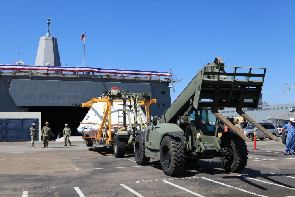 Il boilerplate di Orion viene scaricato dal ponte della USS Anchorage  presso la Naval Base San Diego il 14 Agosto, dopo aver completato l'Orion Underway Recovery Test 2. Image credit: NASA/Kim Shiflett