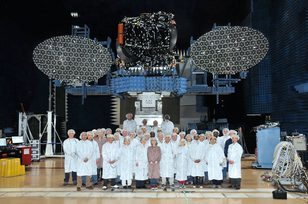 Il satellite ASIASAT-6 prima di essere spedito per l'integrazione del razzo Falcon 9. Credit: AsiaSat