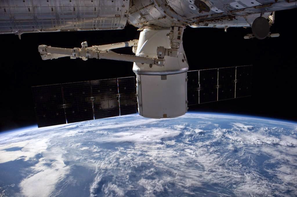 Il cargo Dragon CRS-4 attraccato alla ISS. Credit: NASA