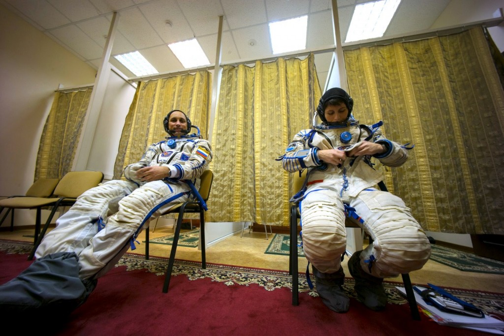 Samantha Cristoforetti e Anton Shkaplerov indossano la tuta Sokol per una simulazione. Credit: GCTC