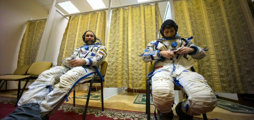 Samantha Cristoforetti e Anton Shkaplerov indossano la tuta Sokol per una simulazione. Credit: GCTC