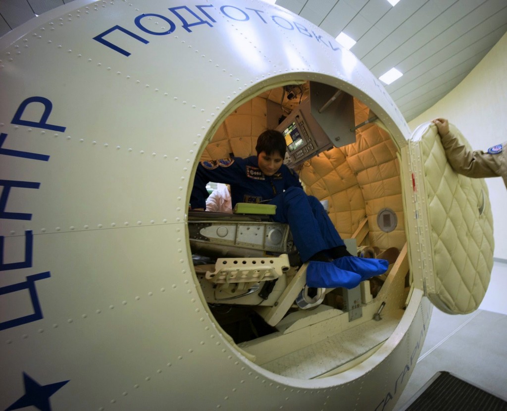 Samantha Cristoforetti nella centrifuga per un esame di discesa manuale Soyuz. Credit: GCTC
