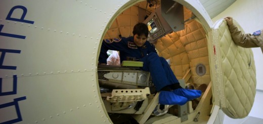 Samantha Cristoforetti nella centrifuga per un esame di discesa manuale Soyuz. Credit: GCTC