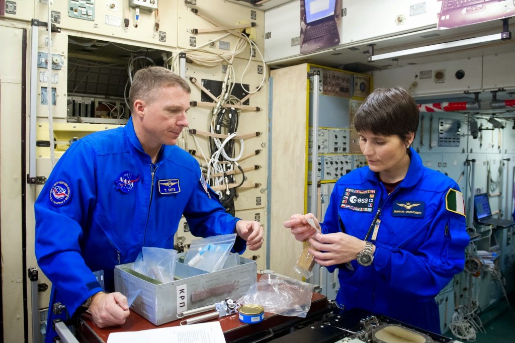 Samantha Cristoforetti e Terry Virts in un mockup del segmento russo della ISS. Credit: GCTC