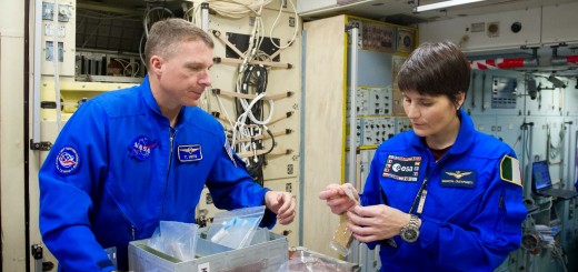 Samantha Cristoforetti e Terry Virts in un mockup del segmento russo della ISS. Credit: GCTC
