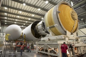 Nell'Horizontal Integration Facility dello Space Launch Complex 37 presso la Cape Canaveral Air Force Station in Florida, i tecnici della United Launch Alliance technicians preparano il secondo stadio del Delta IV Heavy per essere unito al Central Core Booster. (C) NASA.