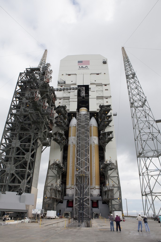 Lo scorso 1 ottobre, il Delta IV Heavy è stato issato in posizione verticale nella Mobile ServiceTower presso il pad dello Space Launch Complex 37 della Cape Canaveral Air Force Station in Florida. (C) NASA.