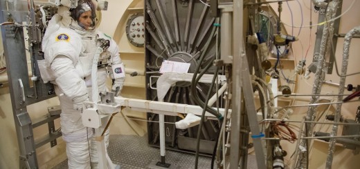 Samantha Cristoforetti in una sessione in camera a vuoto in tuta EMU. Credit: NASA