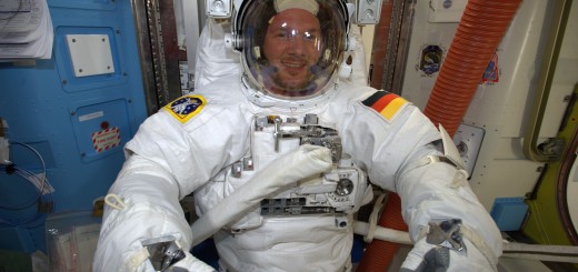 Alexander Gerst mentre prova la tuta spaziale Credits: ESA