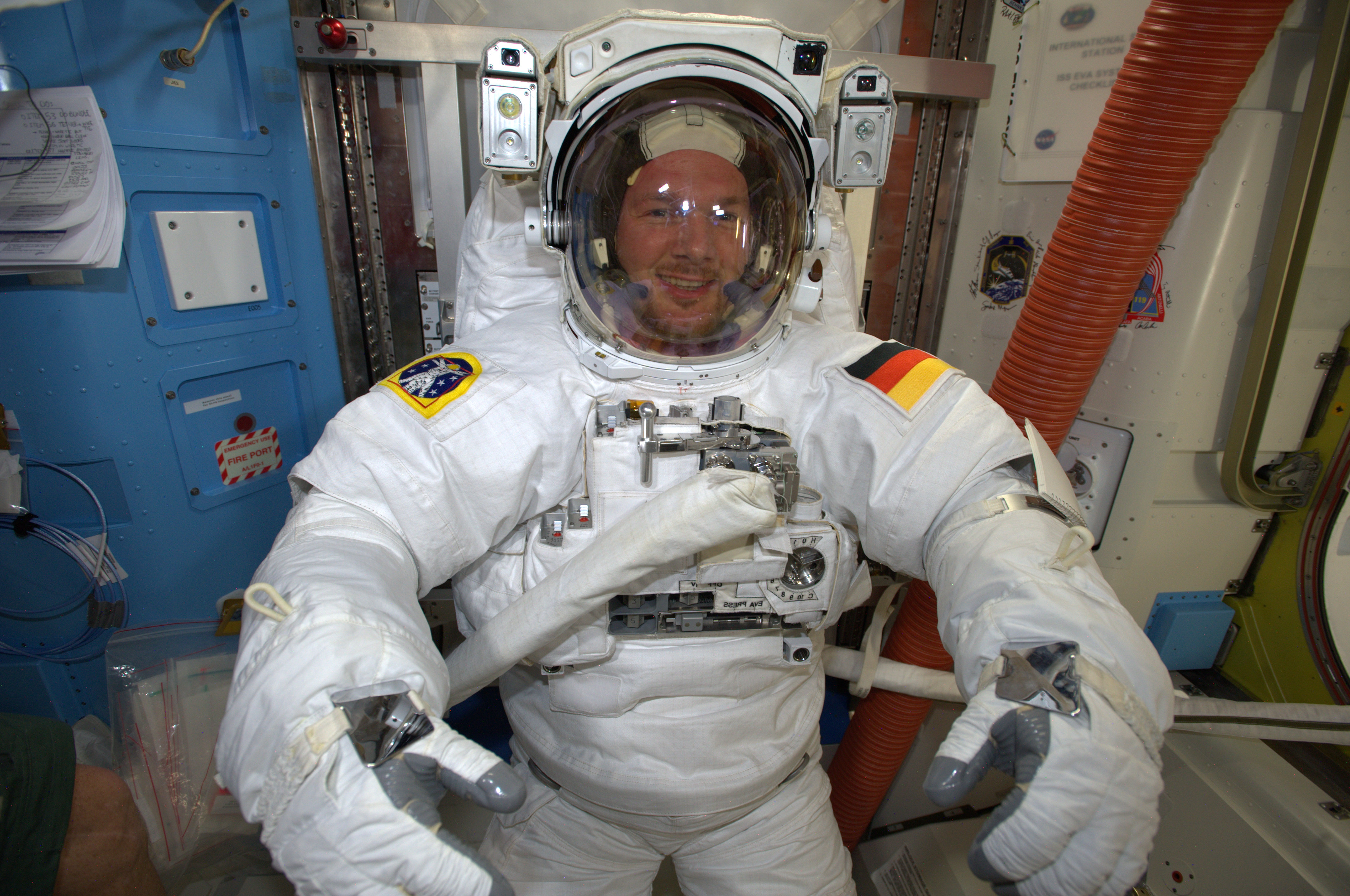 Alexander Gerst mentre prova la tuta spaziale Credits: ESA