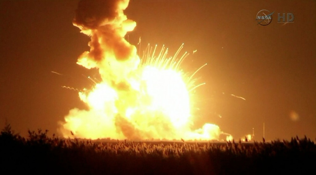CRS-3_explosion_on_soil