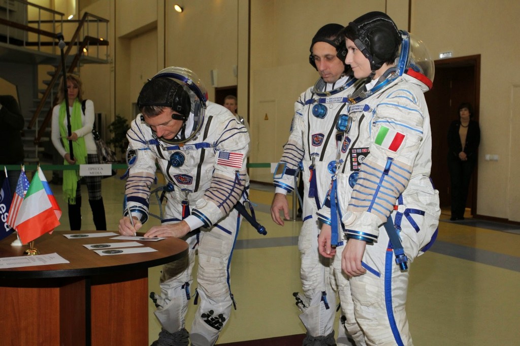 L'equipaggio della Soyuz TMA-15 con Samantha Cristoforetti firma la busta dell'esame finale a Star City. Credit: NASA/Stephanie Stoll