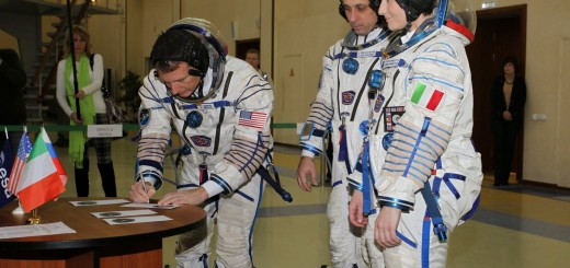 L'equipaggio della Soyuz TMA-15 con Samantha Cristoforetti firma la busta dell'esame finale a Star City. Credit: NASA/Stephanie Stoll