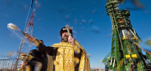 Un prete ortodosso benedice il razzo Soyuz TMA-15M a Baikonur. Credit: GCTC