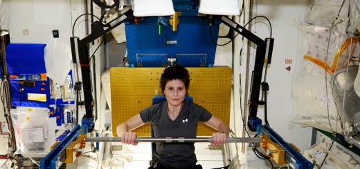 Samantha Cristoforetti si allena con l'ARED nel modulo Tranquility. Credit: NASA