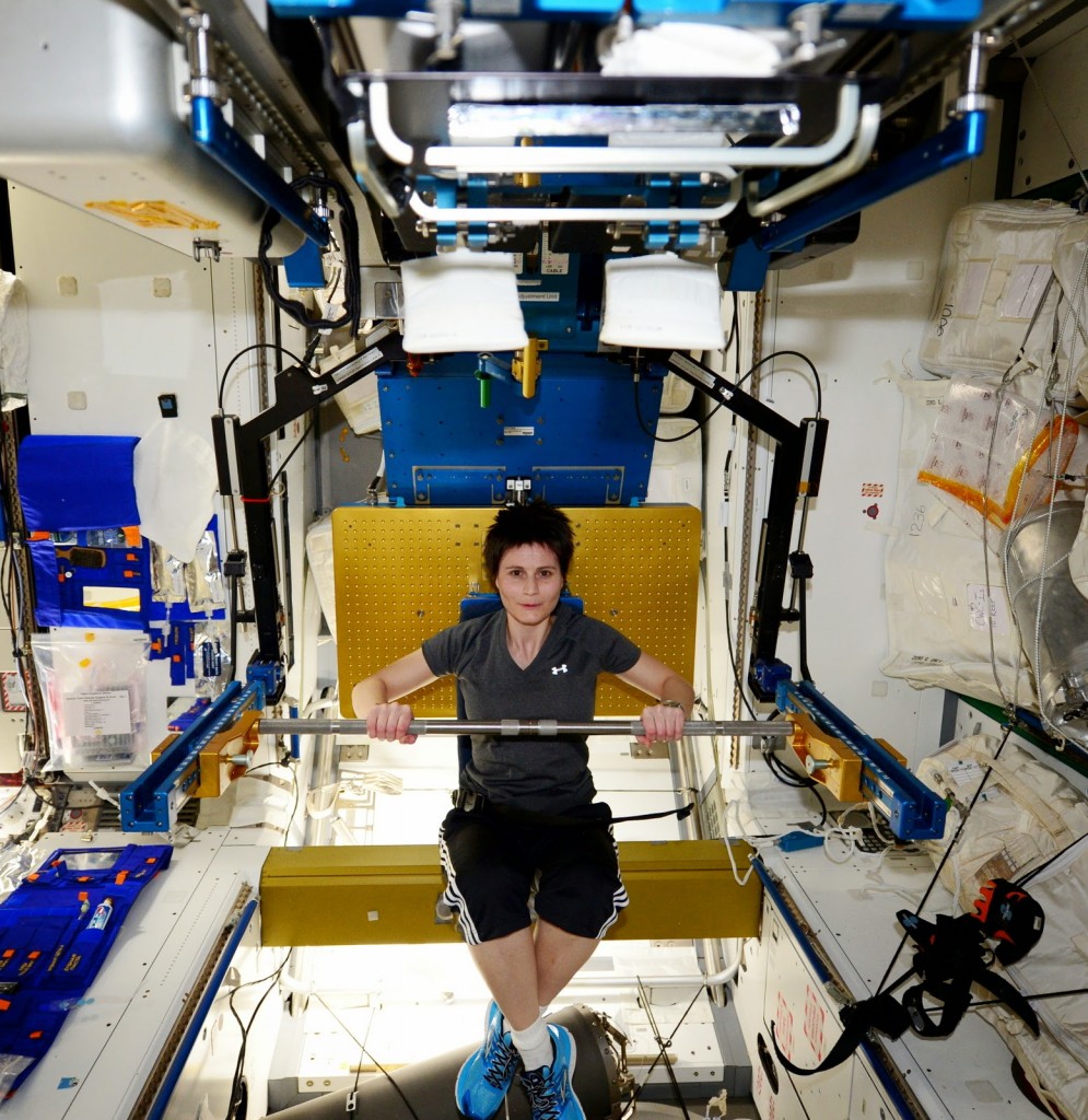 Samantha Cristoforetti si allena con l'ARED nel modulo Tranquility. Credit: NASA