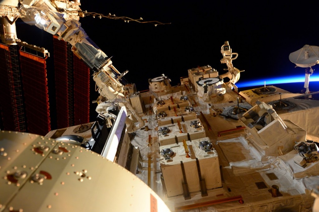 Il satellite SpinSat prima del rilascio con il braccio robotico del JEM. Credit: ESA/NASA