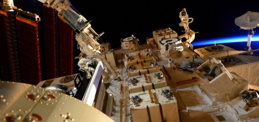 Il satellite SpinSat prima del rilascio con il braccio robotico del JEM. Credit: ESA/NASA