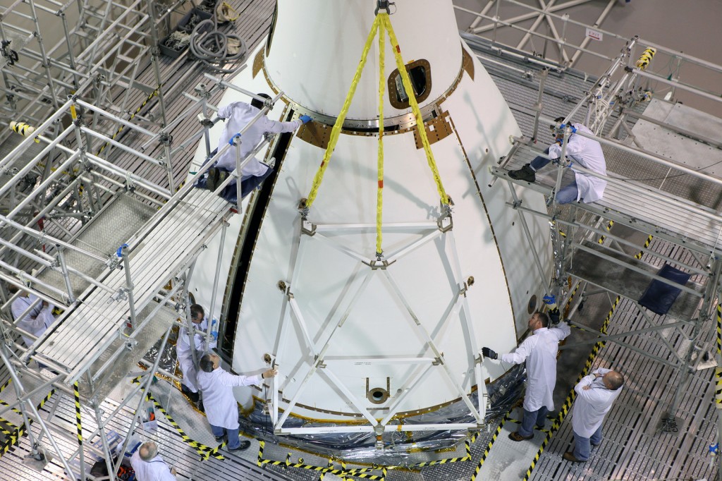 Le fasi finali dell’assemblaggio della capsula Orion EFT-1 al KSC. Credit: Lockeed Martin/NASA