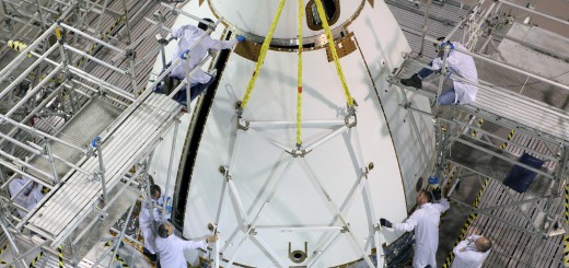Le fasi finali dell’assemblaggio della capsula Orion EFT-1 al KSC. Credit: Lockeed Martin/NASA