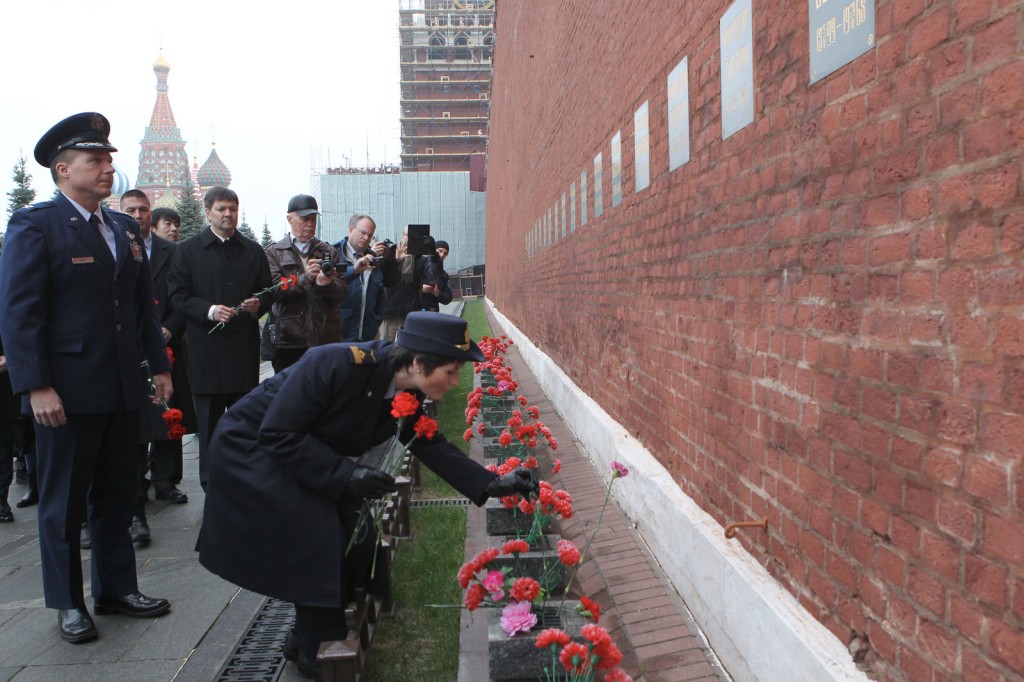 Un momento delle cerimonie ufficiali dopo la conclusione degli esami a Star City: Samantha Cristoforetti depone dei fiori sulla tomba di Yuri Gagarin.  Credit: GCTC