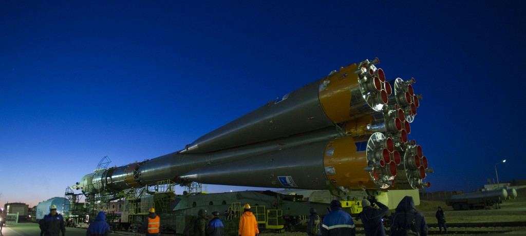 Il razzo con la Sojuz TMA-15M viene trasportata alla rampa di lancio a Bajkonur. Credit: GCTC