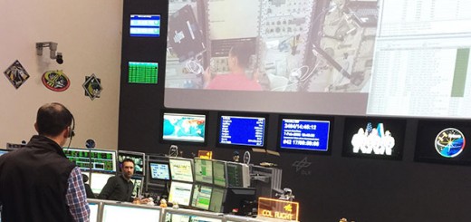 Maksims Baklanenko, alla console del direttore di volo, supporta l'installazione dell'esperimento PK-4 nel modulo Columbus