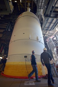 La capsula Orion EFT-1 integrata con il razzo Delta IV Heavy all'interno del Launch Complex 37. Image Credit: NASA/Radislav Sinyak