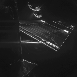 Autoritratto di Rosetta con la cometa Churyumov-Gerasimenko sullo sfondo. Immagine ripresa dal lander Philae  dalla distanza di 16 km dal nucleo (ESA/Rosetta/Philae/CIVA)