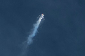 Un'immagine del momento dellincidnete di SpaceShipTwo. Image credit: AP Photo/Kenneth Brown