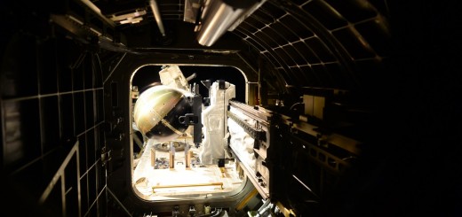 Il satellite SpinSat nell'airlock di JEM prima del rilascio. Credit: ESA/NASA