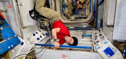 Samantha Cristoforetti passa l'aspirapolvere nel suo alloggio nel Nodo 2. Credit: ESA/NASA