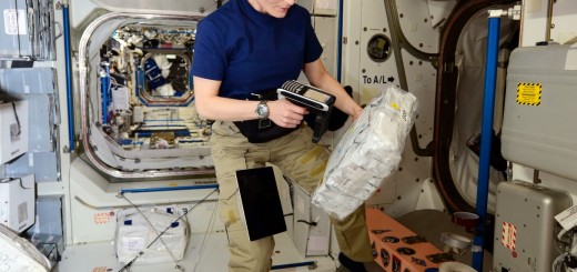 Samantha Cristoforetti legge il codice a barre di un contenitore di cibo. Credit: ESA/NASA