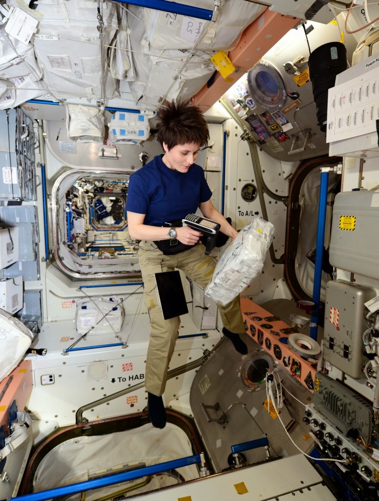 Samantha Cristoforetti legge il codice a barre di un contenitore di cibo. Credit: ESA/NASA