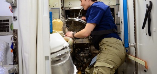 Samantha Cristoforetti rabbocca l'acqua di scarico della toilette del Nodo 3. Credit: ESA/NASA