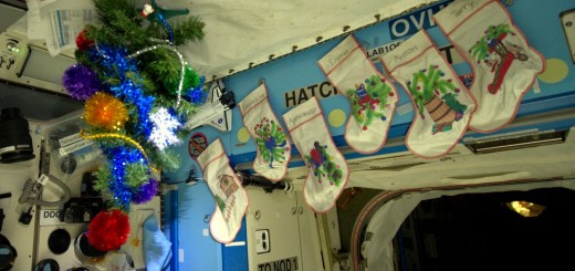 Addobbi natalizi nel Laboratorio Destiny della ISS. Credit: ESA/NASA