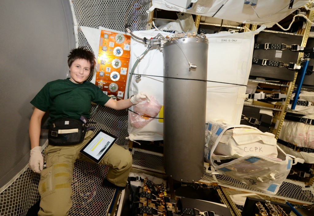 Samantha Cristoforetti con un serbatoio di salamoia nell'ATV-5. Credit: ESA/NASA