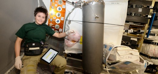 Samantha Cristoforetti con un serbatoio di salamoia nell'ATV-5. Credit: ESA/NASA