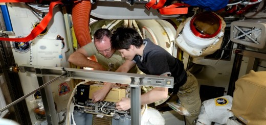 Samantha Cristoforetti e Barry Wilmore riparano una tuta EMU. Credit: ESA/NASA