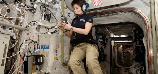 Samantha Cristoforetti nel suo primo contatto radioamatoriale con le scuole. Credit: ESA/NASA