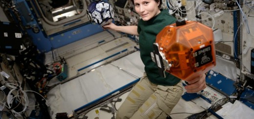 Samantha Cristoforetti con i satelliti Spheres. Credit: ESA/NASA